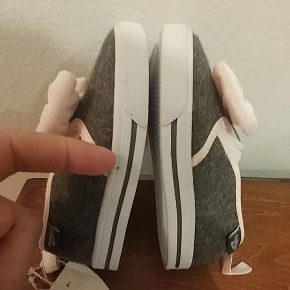 OshKosh B'gosh gray slip-on sneaker w/ pink bow - Picture 6 of 8